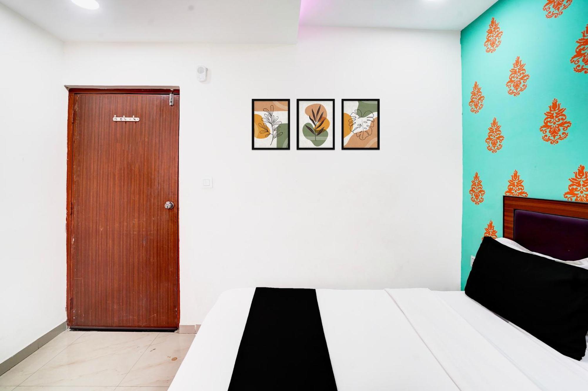 Super Hotel O Geeta Mandir Formerly Hotel Green Park Ahmedabad Esterno foto