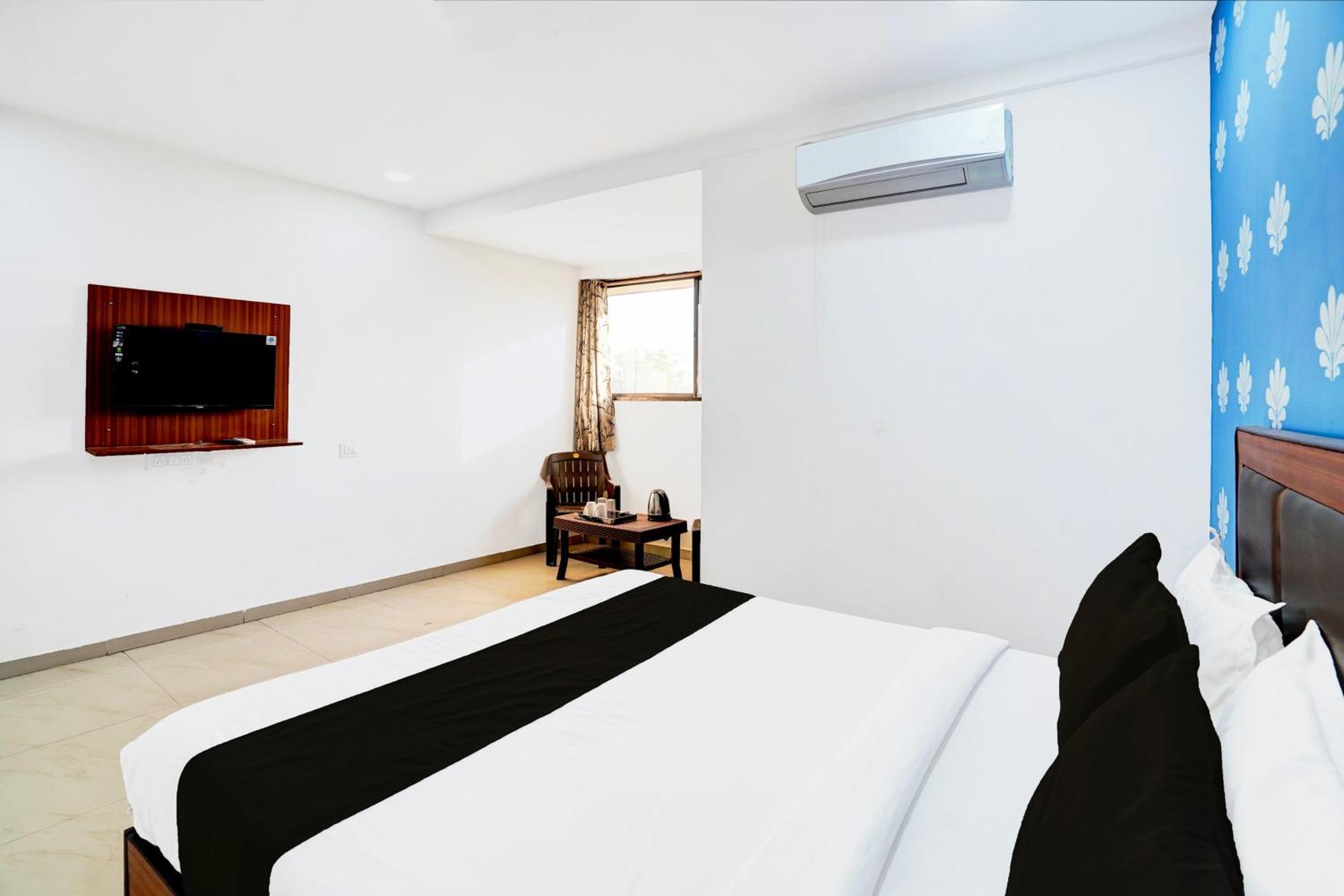 Super Hotel O Geeta Mandir Formerly Hotel Green Park Ahmedabad Esterno foto