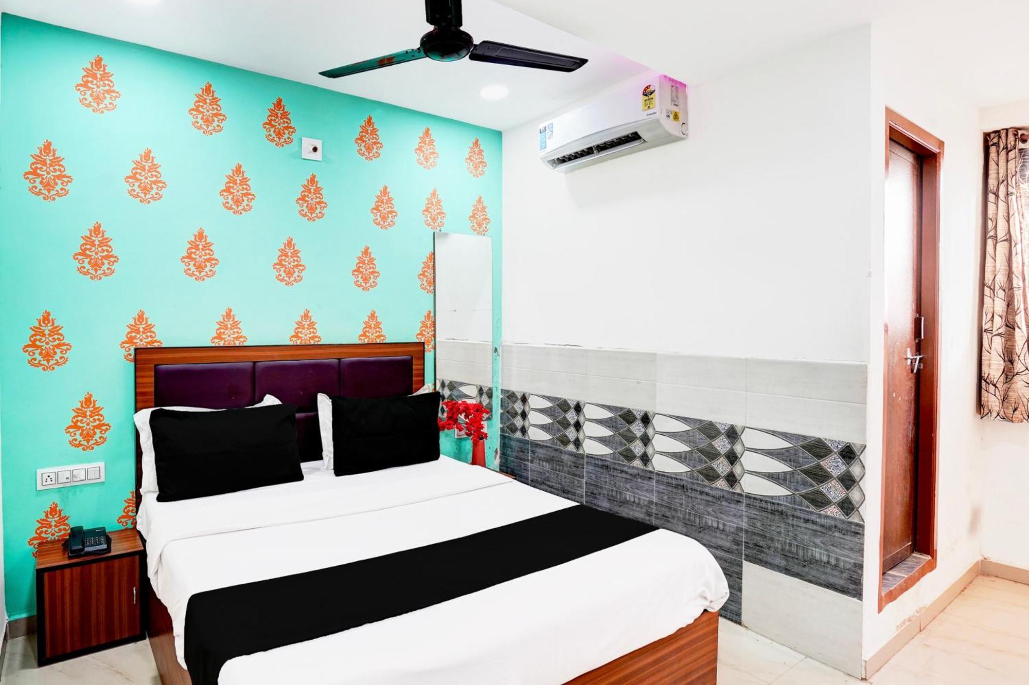Super Hotel O Geeta Mandir Formerly Hotel Green Park Ahmedabad Esterno foto