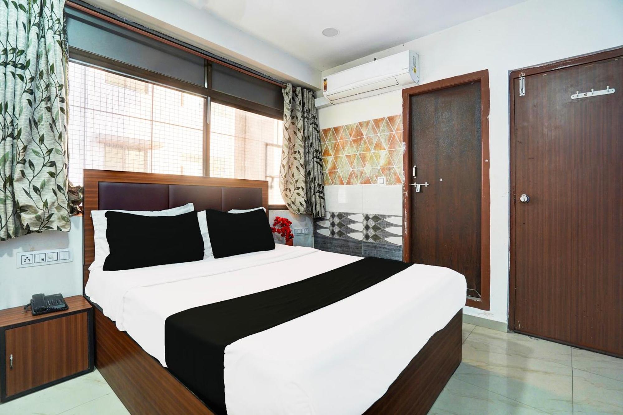 Super Hotel O Geeta Mandir Formerly Hotel Green Park Ahmedabad Esterno foto
